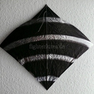 Segel: geätzt
Segelmaterial: Mylar
Bogenstab: Carbon 1,3 mm
Mittelstab: Bambus laminiert
Gesamtgewicht: 6,3 g Segel: geätzt
Segelmaterial: Mylar
Bogenstab: Carbon 1,3 mm
Mittelstab: Bambus laminiert
Gesamtgewicht: 6,3 g