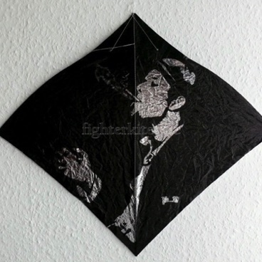 Segel: geätzt
Segelmaterial: Mylar
Bogenstab: Carbon 1,3 mm
Mittelstab: Bambus laminiert
Gesamtgewicht: 7,5 g Segel: geätzt
Segelmaterial: Mylar
Bogenstab: Carbon 1,3 mm
Mittelstab: Bambus laminiert
Gesamtgewicht: 7,5 g